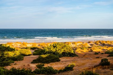 La Barrosa plajı, sular çekildiğinde, Sancti Petri, Chiclana de la Frontera, Cadiz, İspanya
