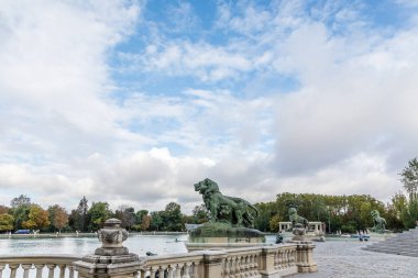 Artifical lake and monument to Alfonso XII in the Buen Retiro Park, one of the main attractions of Madrid, Spain.