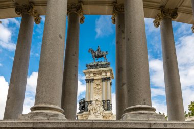 Artifical lake and monument to Alfonso XII in the Buen Retiro Park, one of the main attractions of Madrid, Spain.