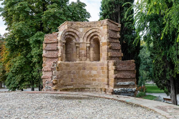 聖ペラギウスと聖イシドレのエルミタージュは もともとはスペインのアビラ市にある廃墟のロマネスク様式の教会で 現在はレティーロ公園にあります — ストック写真