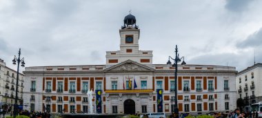 Madrid İspanya, Puerta del Sol 'da gökyüzü manzaralı şehir.