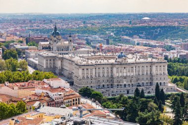 view of the royal palace of Madrid from one of the tourist viewpoints