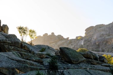 Pedriza Bölgesel Parkı 'ndaki dağları izleyen bir çocuğun panoramik görüntüsü.