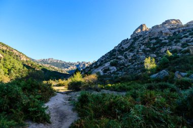 Pedriza Bölgesel Parkı 'ndaki dağları izleyen bir çocuğun panoramik görüntüsü.