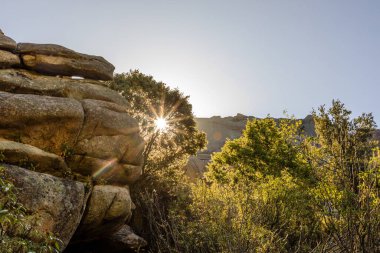 Pedriza Bölgesel Parkı 'ndaki dağları izleyen bir çocuğun panoramik görüntüsü.