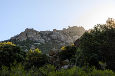 Pedriza Bölgesel Parkı 'ndaki dağları izleyen bir çocuğun panoramik görüntüsü.