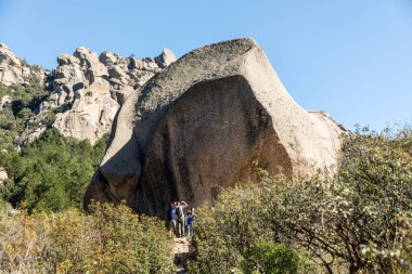 Pedriza Bölgesel Parkı 'ndaki dağları izleyen bir çocuğun panoramik görüntüsü.
