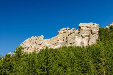 Pedriza Bölgesel Parkı 'ndaki dağları izleyen bir çocuğun panoramik görüntüsü.