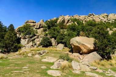 Pedriza Bölgesel Parkı 'ndaki dağları izleyen bir çocuğun panoramik görüntüsü.