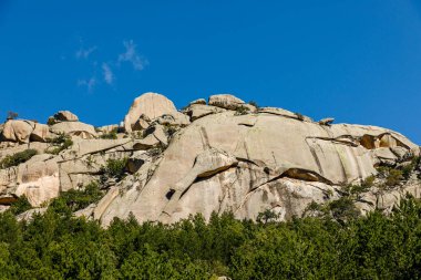 Pedriza Bölgesel Parkı 'ndaki dağları izleyen bir çocuğun panoramik görüntüsü.