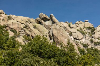 Pedriza Bölgesel Parkı 'ndaki dağları izleyen bir çocuğun panoramik görüntüsü.