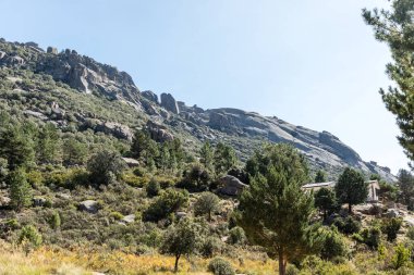 Pedriza Bölgesel Parkı 'ndaki dağları izleyen bir çocuğun panoramik görüntüsü.