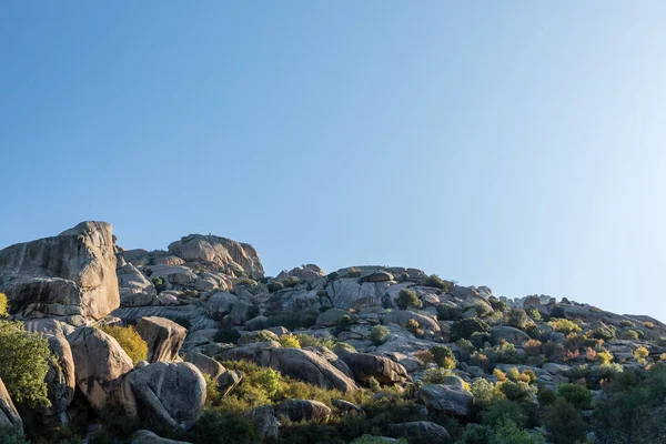 Pedriza Bölgesel Parkı 'ndaki dağları izleyen bir çocuğun panoramik görüntüsü.