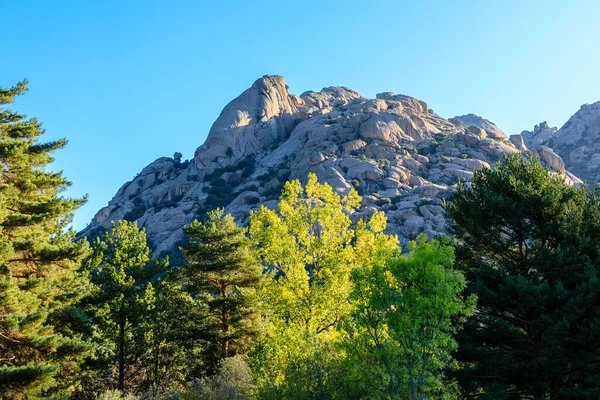 Pedriza Bölgesel Parkı 'ndaki dağları izleyen bir çocuğun panoramik görüntüsü.