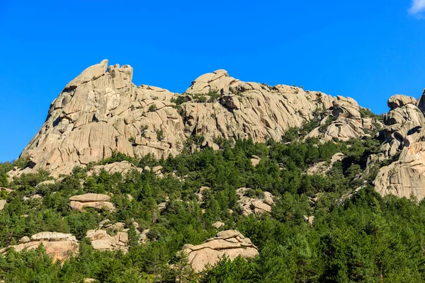 Pedriza Bölgesel Parkı 'ndaki dağları izleyen bir çocuğun panoramik görüntüsü.