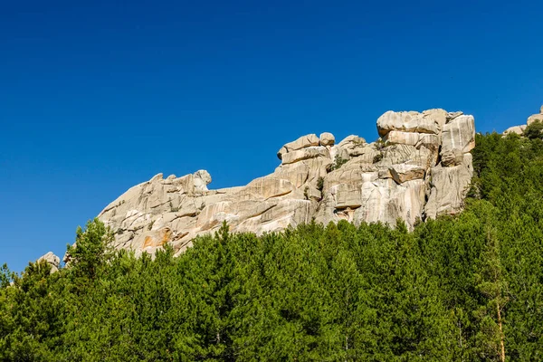 Pedriza Bölgesel Parkı 'ndaki dağları izleyen bir çocuğun panoramik görüntüsü.
