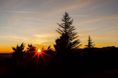 Dağlarda gün batımı vadide su gölü ve mavi gökyüzünde güneş ışığı. Navacerrada Madrid 'de. İspanya.