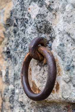 Madrid 'in Ponton de la Oliva denilen bölgesinde dikey bir duvarda metal halka.
