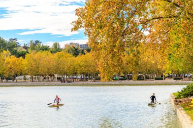 Madrid 'deki Casa de Campo gölündeki kano okulunun öğrencileri.