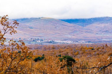 Sierra de Guadarrama 'daki Araf Şelalesi. Lozoya Vadisi Madrid halkı.