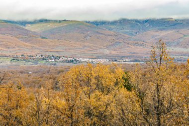 Sierra de Guadarrama 'daki Araf Şelalesi. Lozoya Vadisi Madrid halkı.