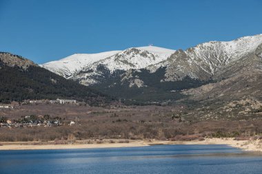 Navacerrada rezervuarı ve Sierra de Guadarrama. Madrid mi? İspanya. Avrupa.