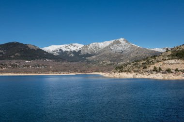 Navacerrada rezervuarı ve Sierra de Guadarrama. Madrid mi? İspanya. Avrupa.