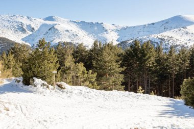 Guadarrama, Madrid 'deki Cotos limanında karlı dağlar