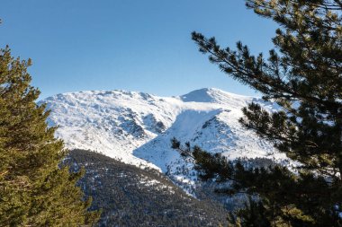 Guadarrama, Madrid 'deki Cotos limanında karlı dağlar