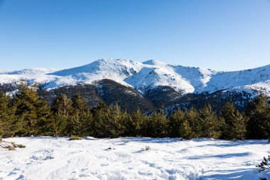 Guadarrama, Madrid 'deki Cotos limanında karlı dağlar