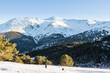 Guadarrama, Madrid 'deki Cotos limanında karlı dağlar