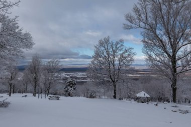 Riaza, Segovia 'daki Hontanares Hermitage' ın etrafı karla kaplı.