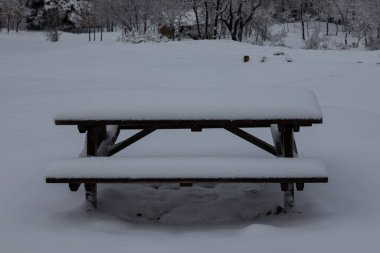 Riaza, Segovia 'daki Hontanares Hermitage' ın etrafı karla kaplı.