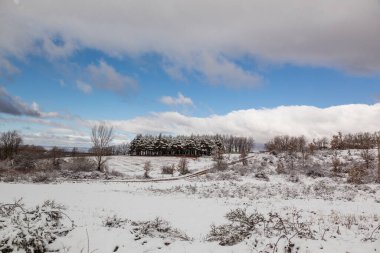 Riaza, Segovia 'daki Hontanares Hermitage' ın etrafı karla kaplı.