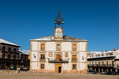 İspanya, Riaza şehir meydanındaki belediye binası.
