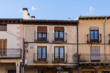 Belediye Başkanı de Riaza, Ayllon dağları yakınlarındaki belediye binasında.