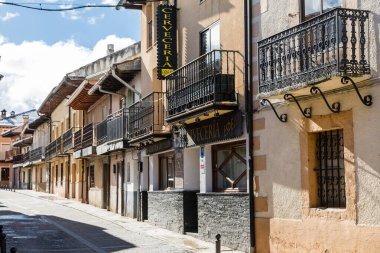 Belediye Başkanı de Riaza, Ayllon dağları yakınlarındaki belediye binasında.