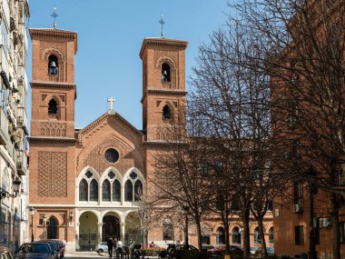 Madrid, İspanya 'daki Virgen de la Paloma kilisesinin muhteşem manzarası.