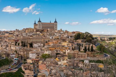 İspanya 'daki Toledo şehrinin tipik manzarası, Tagus nehrinin diğer tarafından.
