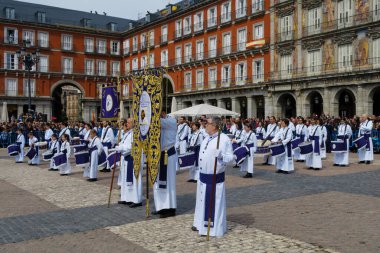 Madrid 'in ana meydanında, Madrid, İspanya' da İsa 'nın dirilişini kutlamak için davul müziğiyle birlikte bir 