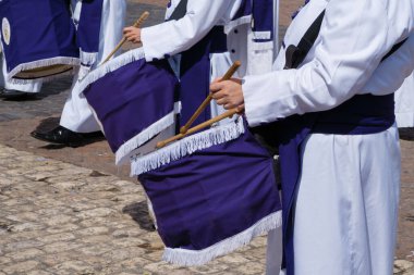 Madrid 'in ana meydanında, Madrid, İspanya' da İsa 'nın dirilişini kutlamak için davul müziğiyle birlikte bir 