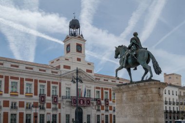 Madrid İspanya 'nın Puerta del Sol meydanındaki gökyüzü ayı heykeli ve çilek ağacıyla kaplı.