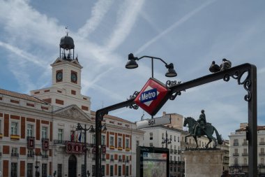 Madrid İspanya 'nın Puerta del Sol meydanındaki gökyüzü ayı heykeli ve çilek ağacıyla kaplı.