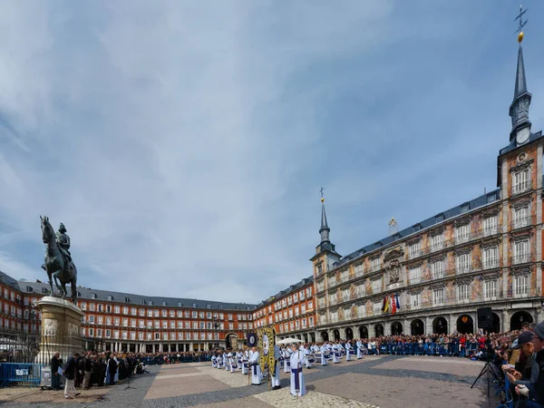 Madrid 'in ana meydanında, Madrid, İspanya' da İsa 'nın dirilişini kutlamak için davul müziğiyle birlikte bir 