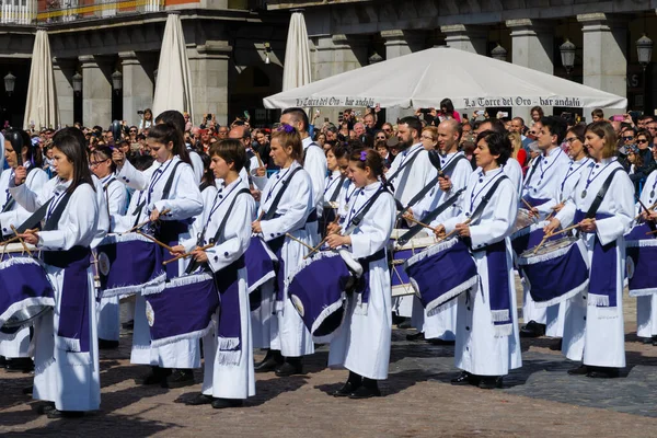 在马德里的主广场上 萨拉戈萨的一个兄弟会正在用鼓乐庆祝 Tamborrada 以庆祝基督在西班牙马德里的复活 — 图库照片