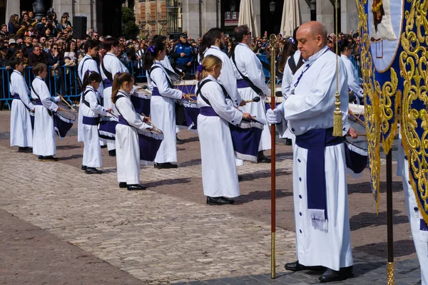 在马德里的主广场上 萨拉戈萨的一个兄弟会正在用鼓乐庆祝 Tamborrada 以庆祝基督在西班牙马德里的复活 — 图库照片