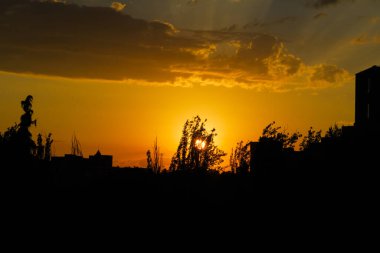 İspanya, Madrid 'in Carabanchel mahallesinde şafak söküyor.