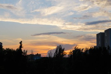 İspanya, Madrid 'in Carabanchel mahallesinde şafak söküyor.