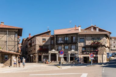 Taş çapraz ve tipik mimari ana Meydanı, La Alberca.Spain