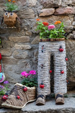 Taş çapraz ve tipik mimari ana Meydanı, La Alberca.Spain